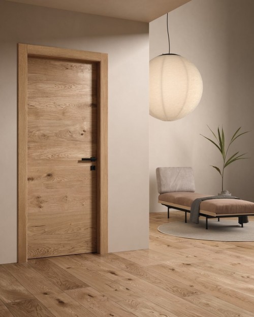Современная дверь деревянная
