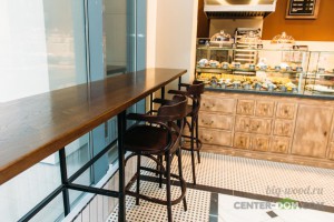 Барный стол из массива дуба, сделан для пекарни