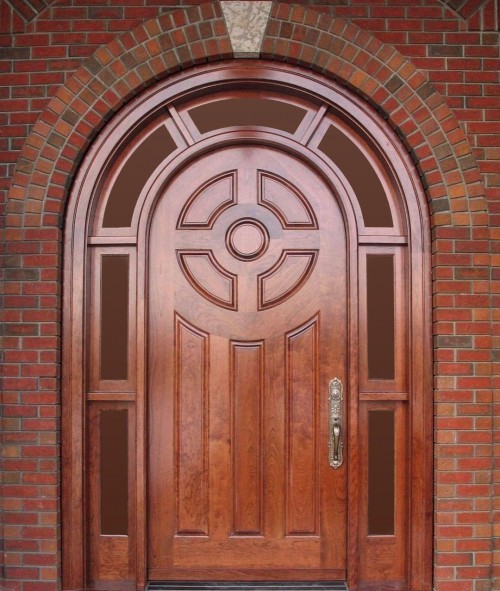 Входная дверь из массива с верхом аркой