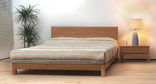 Современная кровать из массива